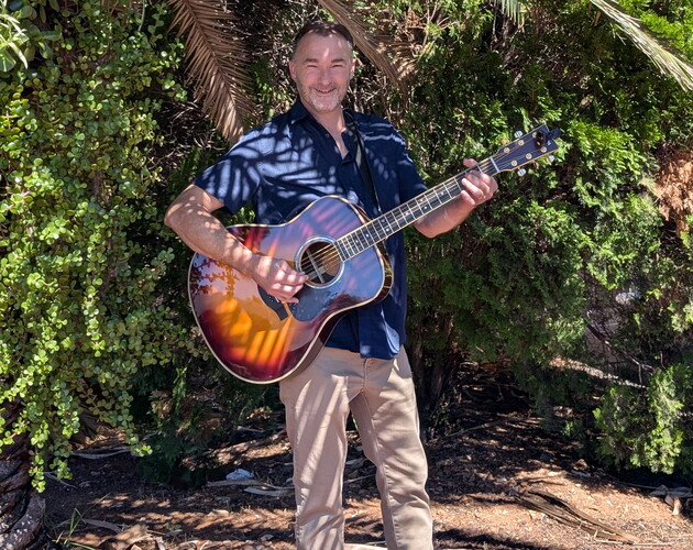 Stevie D, acoustic guitar and singer solo in Adelaide, photo 3