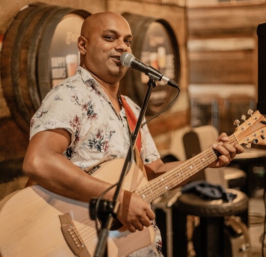 Rom, singer in Airlie Beach, photo 2