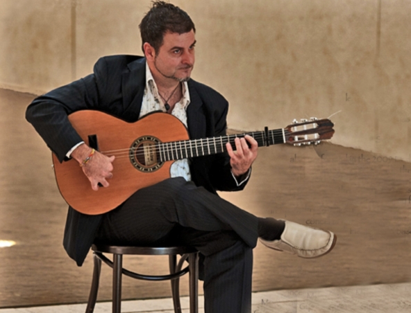 Cameron De La Vega, classical guitarist in Brisbane, photo 2