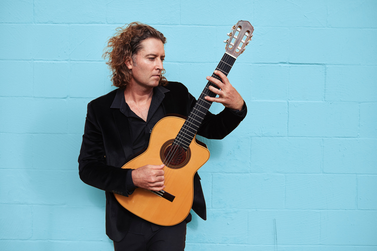 Soarelle, classical guitarist in Byron Bay, photo 2