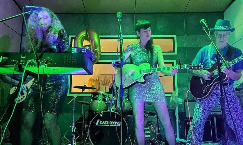 Glitterati Riot, cover band in Byron Bay, photo 3