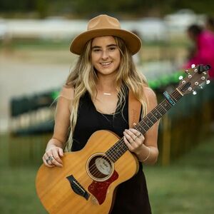 Hannah May, singer in Cairns, photo 2