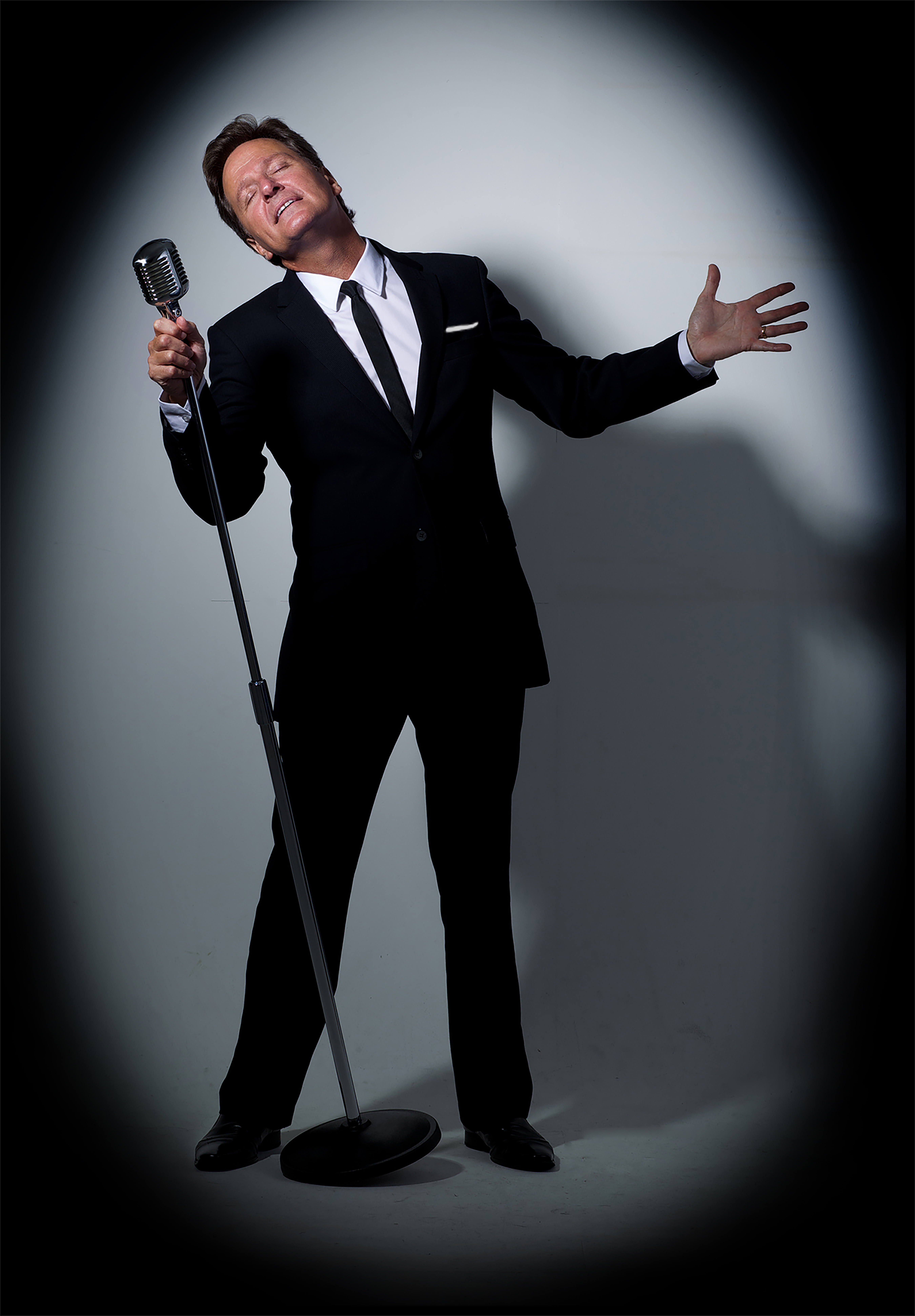 Chris Lloyds, jazz singer in Cairns, photo 2