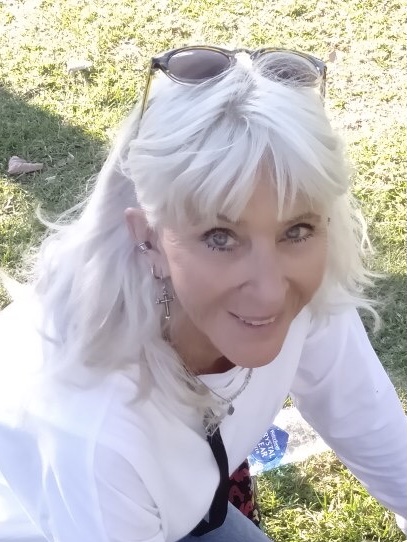 Suzanne May, musical soloist in Glenwood, photo 2