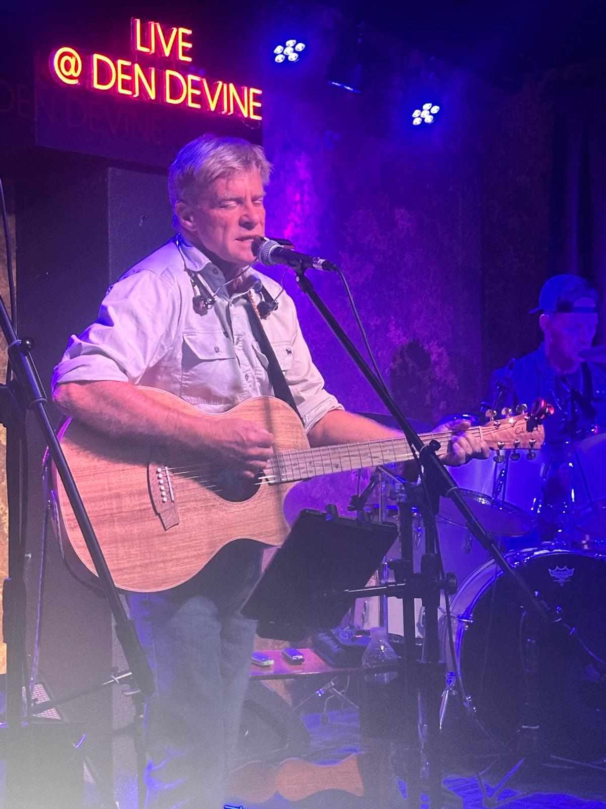 Rob Saunders, singer in Gold Coast