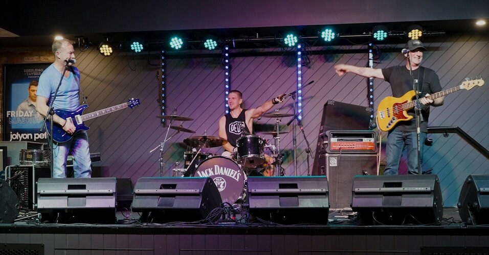 Rocked and Loaded, cover band in Gold Coast, photo 3