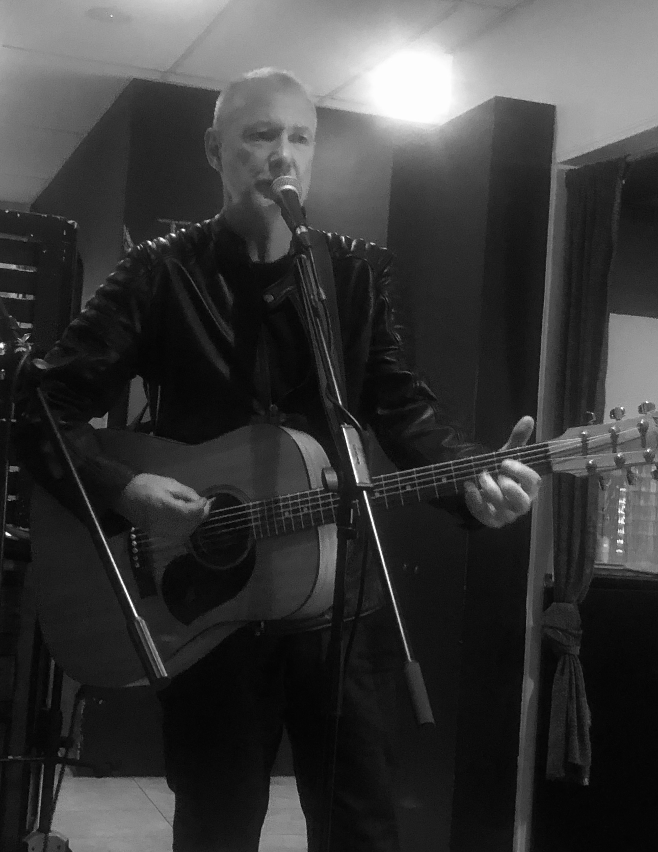 Bob Pigott, singer in Kincumber, photo 2
