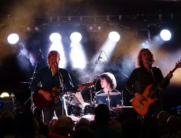 Mojo Jacket, cover band in Melbourne, photo 2