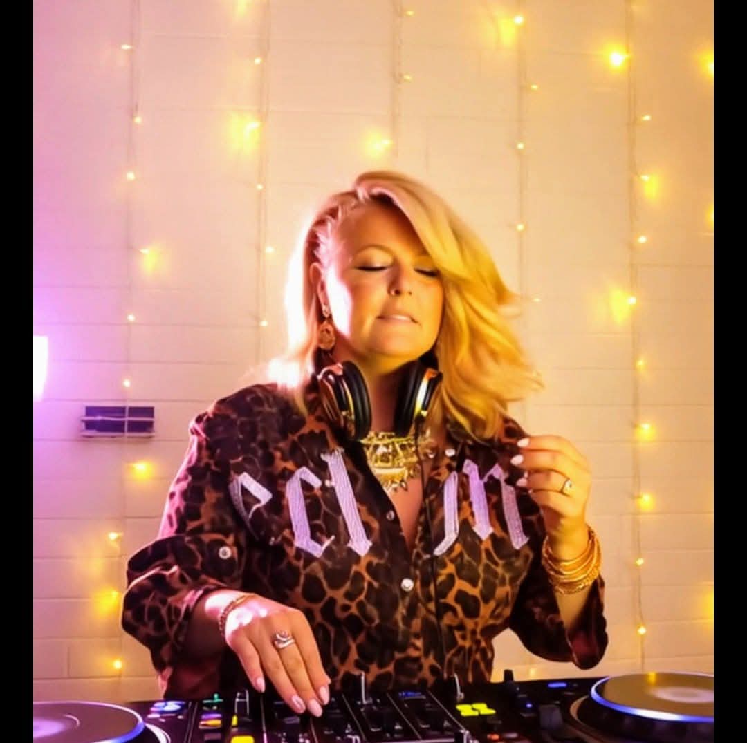 Djvelvetjones, live in Melbourne, photo 2