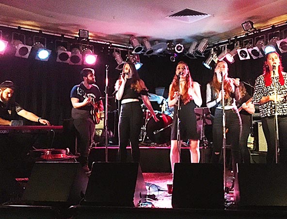 Carolyn Thomas, musical duo in Perth, photo 3