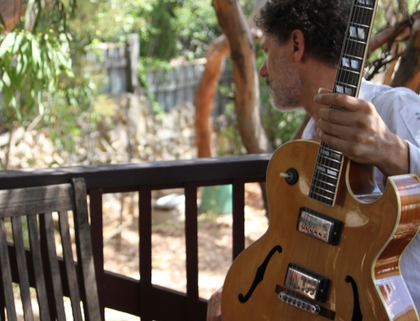 Glenn Rogers, classical guitarist in Perth, photo 2