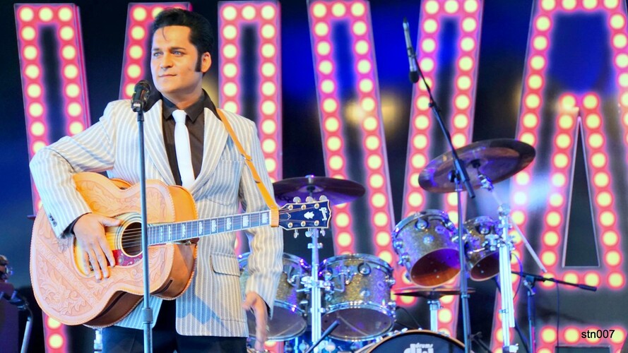 Stuey V, tribute singer in Perth, photo 3