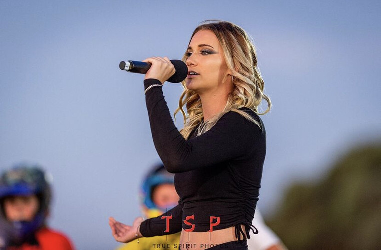 Oceana Denniss, singer in Perth, photo 3