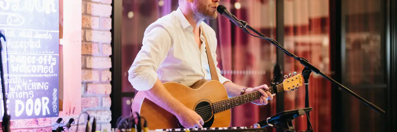 Oliver Keys Solo + MC + DJ, wedding band in Brisbane, photo 2