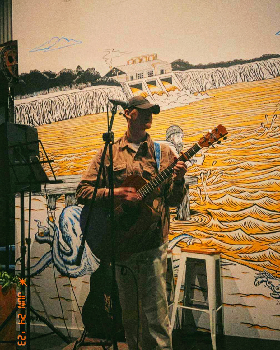 Gab Hester, singer-songwriter in Rye