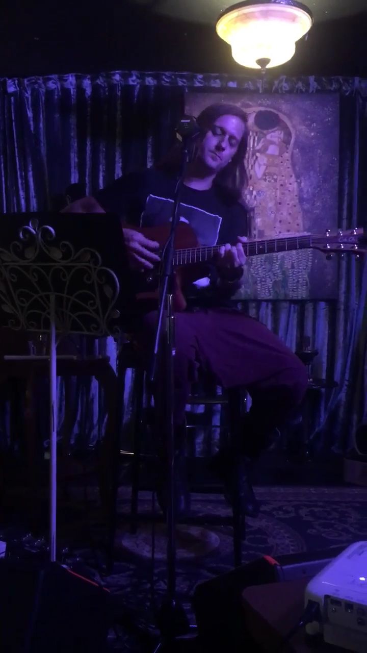 Dana Roskvist, singer in Sunshine Coast