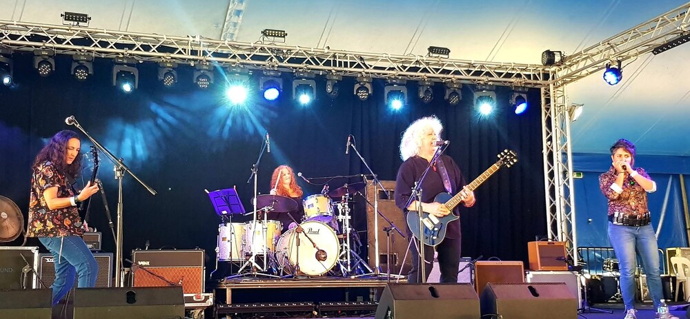 Vix and the Slick Chix, cover band in Sunshine Coast, photo 3