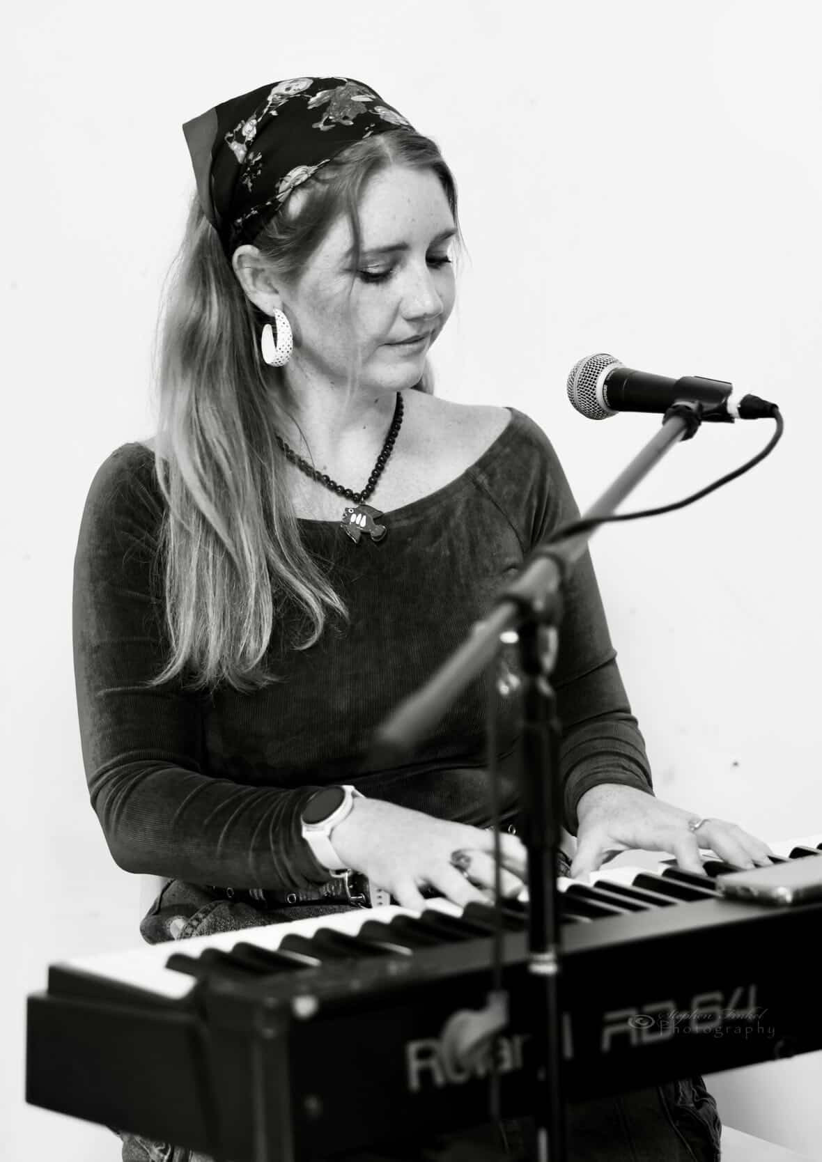 Tiahn, pianist and singer solo in Sunshine Coast