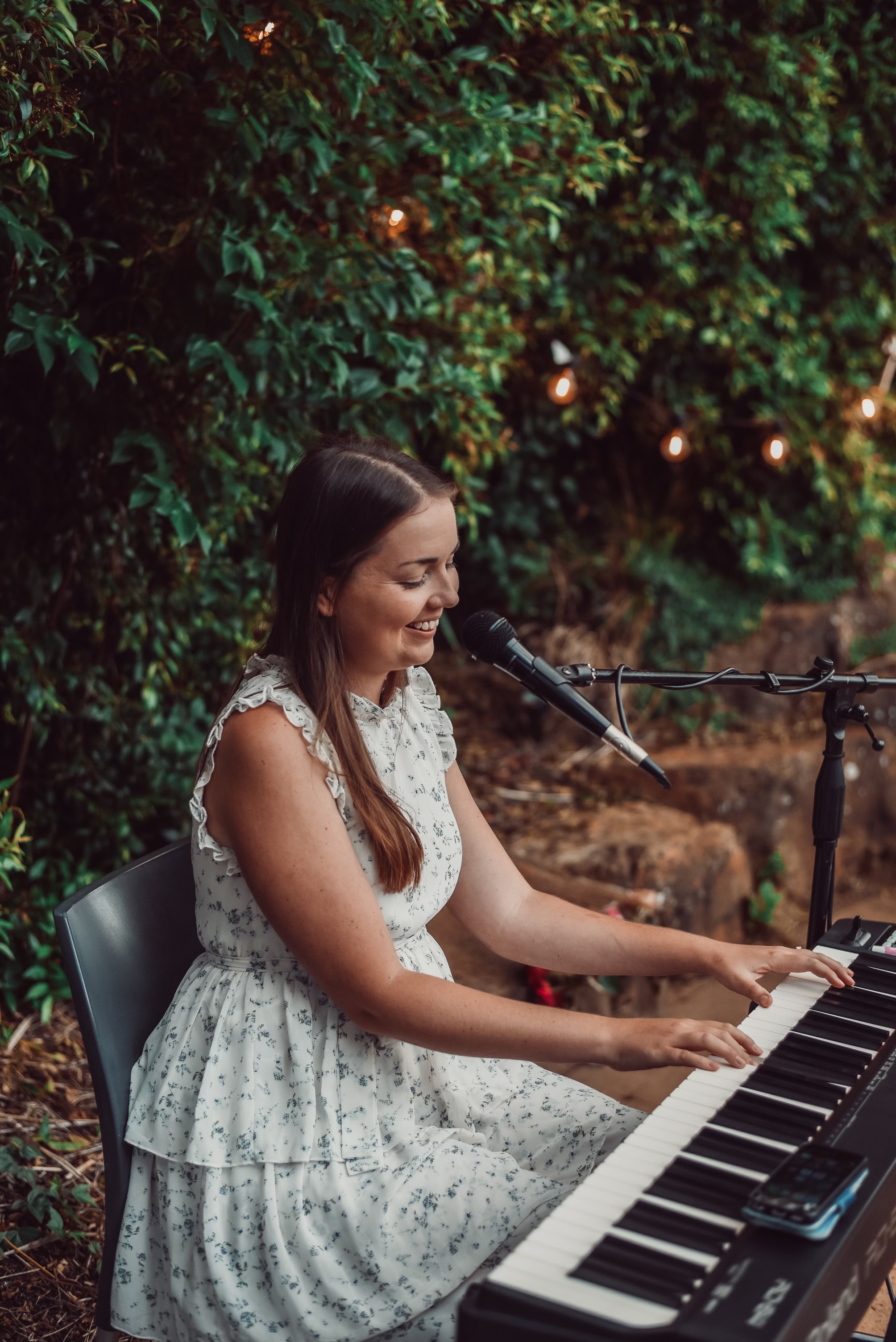 Elizabeth Rae, pianist and singer solo in Toowoomba