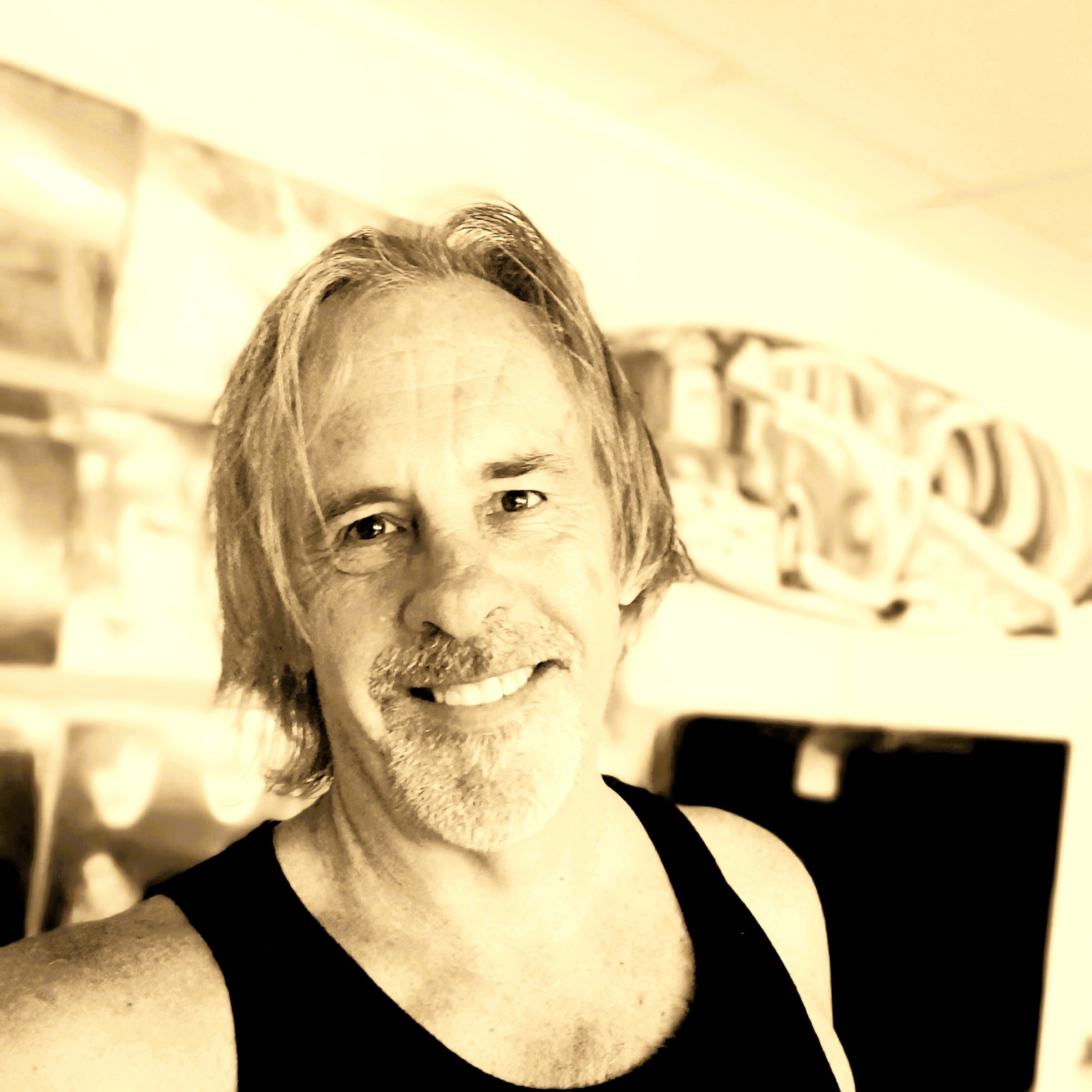Mik Henderson, guitarist in Townsville City, photo 2