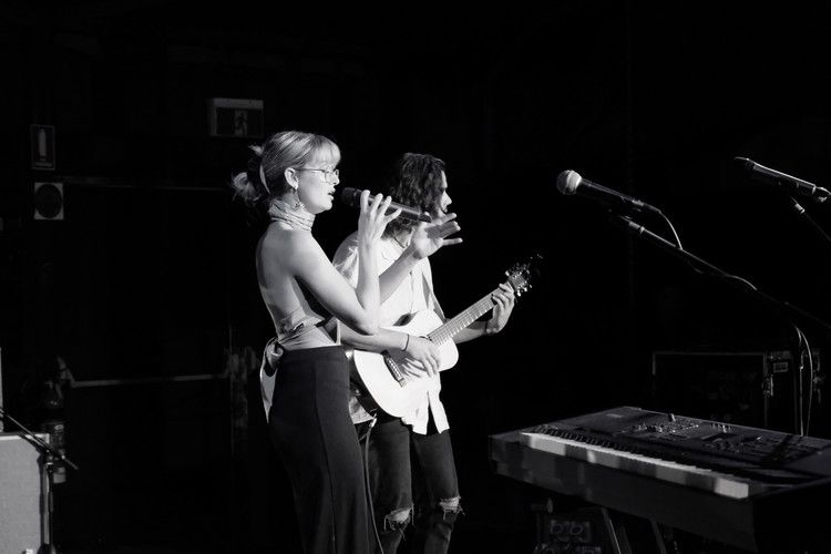 Hannah & Palle, singer in Perth, photo 2