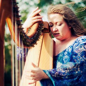 Lady Shaula, harp player in Melbourne, photo 2