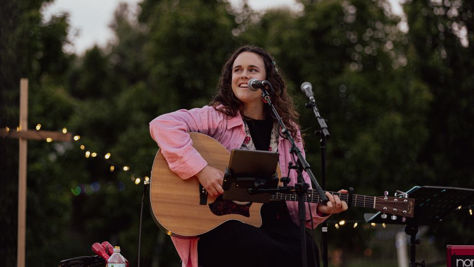 Anna Victoria, acoustic musician in Melbourne