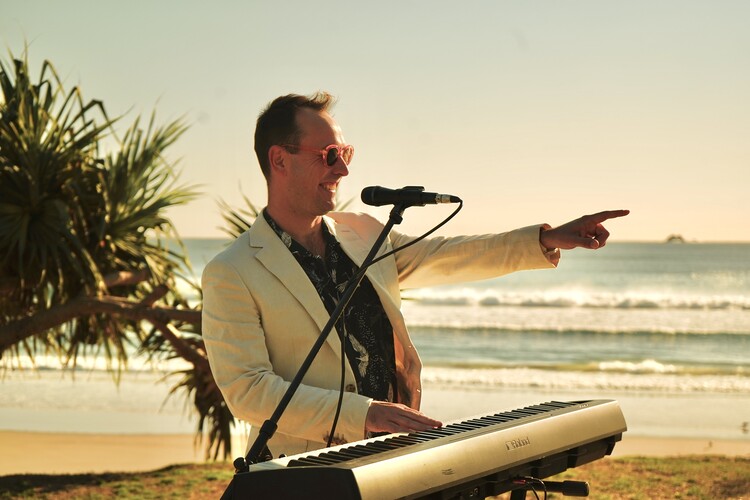 Mike Johnson, musical soloist in Byron Bay, photo 3