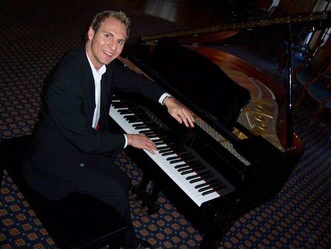 Rob Martin, pianist and singer solo in Melbourne, photo 3