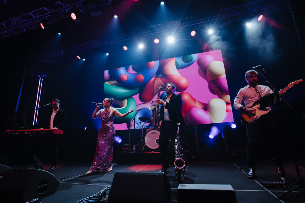 Between The Covers, band in QLD, photo 2
